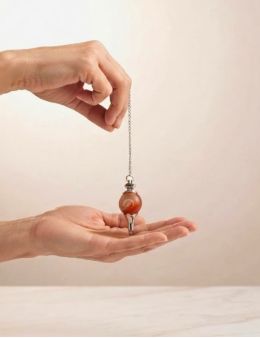 Pendule cornaline : vitalité, courage & radiesthésie