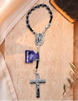 Dizainier corde en hématite, perles et croix au Christ