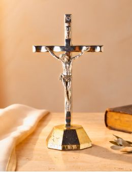 Crucifix sur pied ou calvaire métal argenté avec socle doré 6 cm