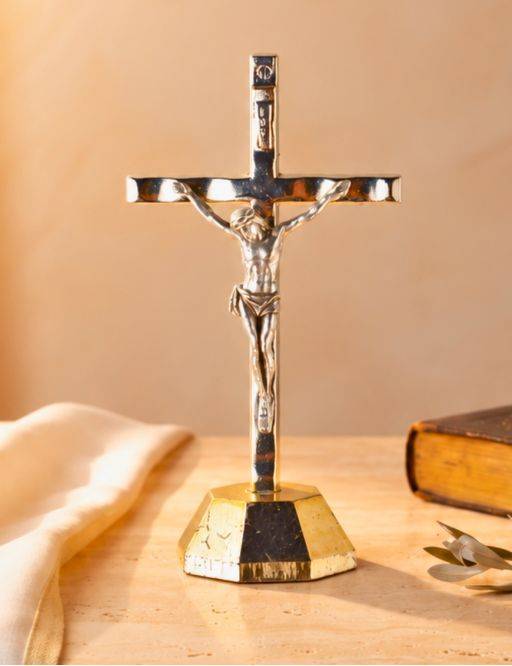 Crucifix sur pied ou calvaire métal argenté avec socle doré 6 cm
