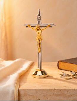 Calvaire / Crucifix / Croix sur pied avec tubes argentés et Christ doré