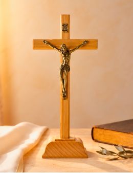 Crucifix sur pied / calvaire / croix en bois clair 22 cm