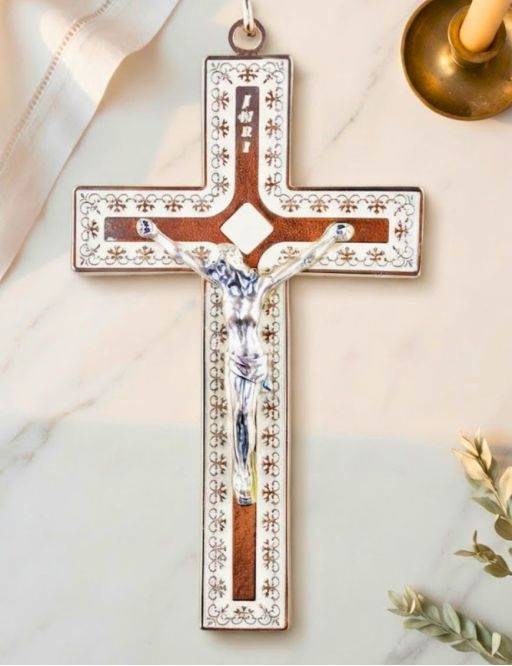 Crucifix métallique avec émail blanc et Christ