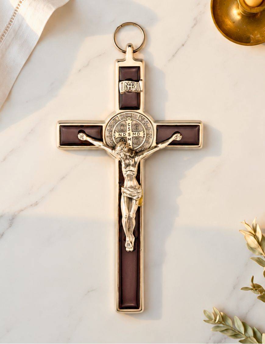 Crucifix / Croix de Saint Benoit métal chromé fond marron émaillé