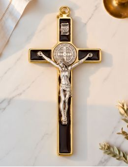Crucifix / Croix de Saint Benoit en métal doré et émail marron 5 cm