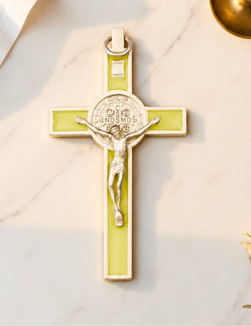 Crucifix / Croix de Saint Benoit Métal et émail phosphorescent lumineux