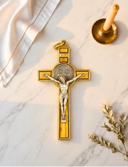 Crucifix / Croix de Saint Benoit en métal doré et bois d'olivier