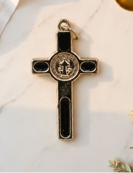 Crucifix / Croix de Saint Benoit en métal argenté avec fond émaillé et cordon