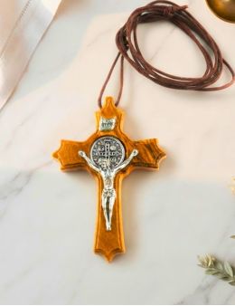 Crucifix / Croix de Saint Benoit en bois d'olivier avec cordon et boite
