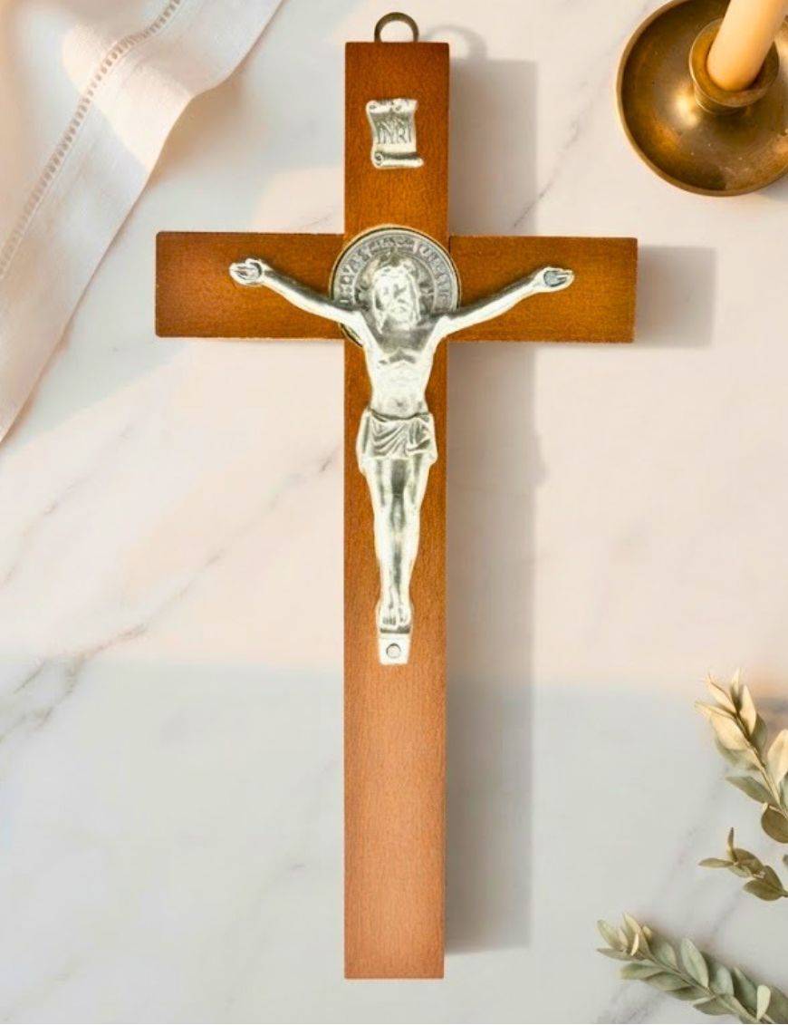 Crucifix / Croix bois acajou Saint Benoit