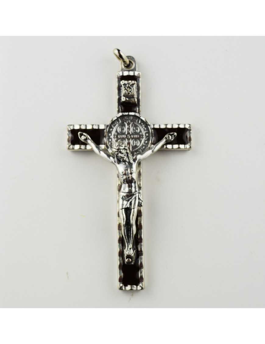 Croix Saint Benoit en métal argenté cisellé et émail marron