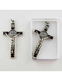Croix Saint Benoit en métal argenté cisellé et émail marron