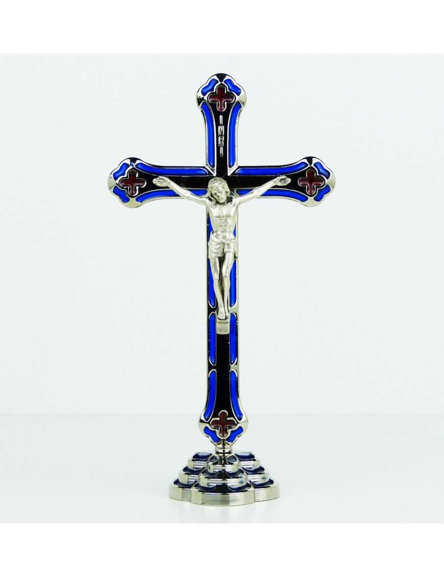 Crucifix sur pied ou calvaire en métal argenté et émail coloré