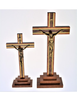 Calvaire ou crucifix avec pied bois foncé 3 marches