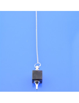 Pendule cube de pierre et chaîne argentée