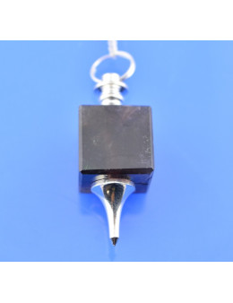 Pendule cube de pierre et chaîne argentée